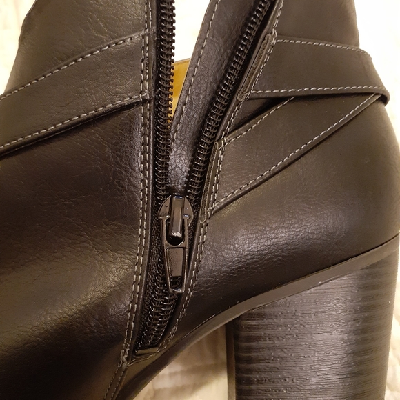 Zip up short boots, size 8.5 - Picture 6 of 7
